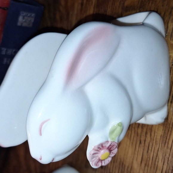 Vintage 1983 Avon Bunny Rabbit Salt and Pepper Shakers-Napkin Holder - Picture 4 of 9